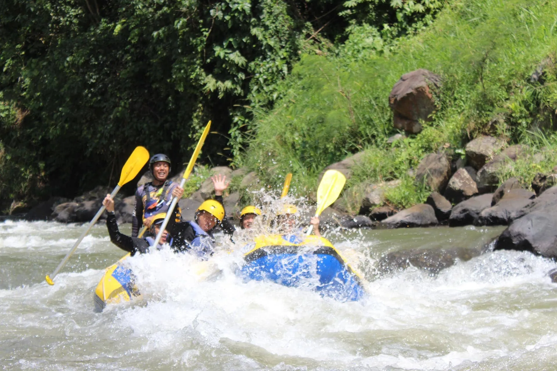 5 Alasan Mengapa Rafting Cocok untuk Family Gathering